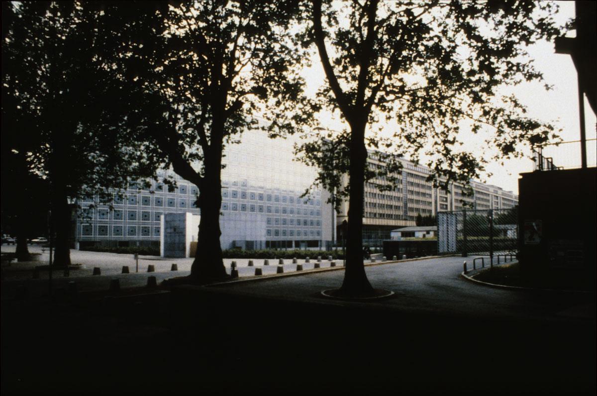Institut De Monde Arabe, Paris, 1981 - 1988. Top: View Across Seine From North-East. Bottom: South Facade With Sorbonne Beyond. View From South-West