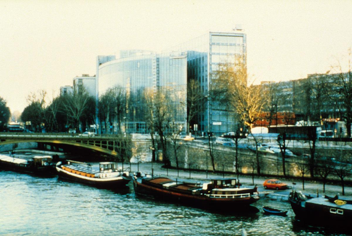 Institut De Monde Arabe, Paris, 1981 - 1988. View Across River Seine From North-West