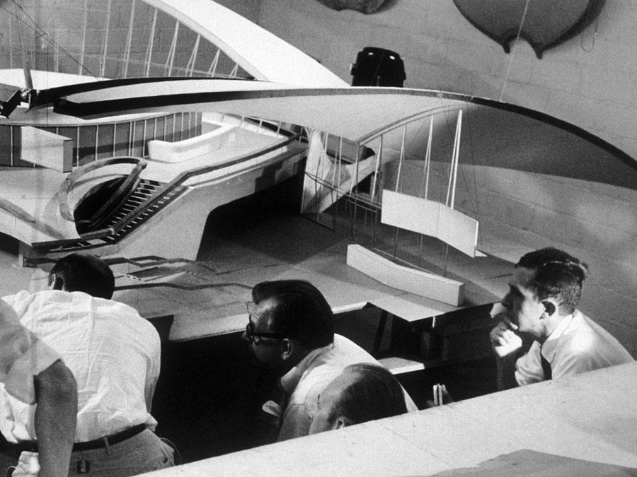 César Pelli With Eero Saarinen & Model Of The TWA Terminal, 1957